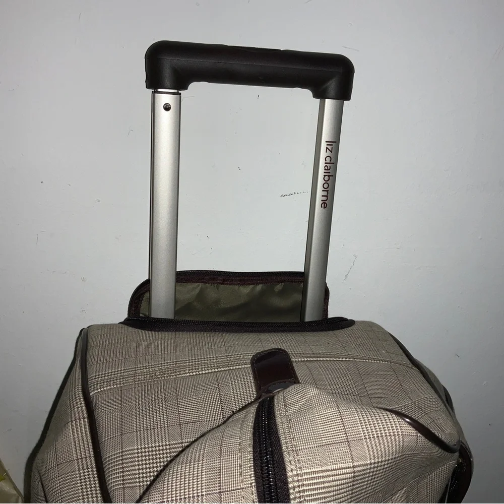Liz Clairborne O hara series wheeled travel hand duffel luggage. Weekender. New. - Picture 6 of 8